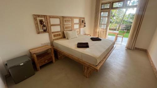 Hiriketiya的住宿－Wilson's Place，一间卧室设有一张大床和一个窗户。