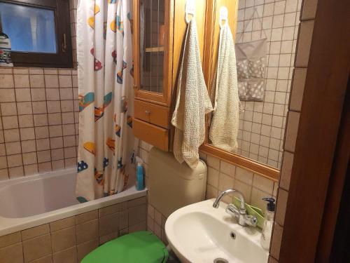 e bagno con lavandino, servizi igienici e vasca. di Apartman Ruzica a Krapinske Toplice