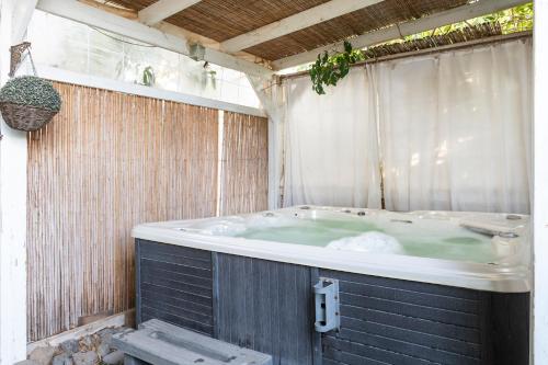 莫沙夫拉莫特的住宿－Nof Kineret Suites，被屏蔽的按摩浴缸
