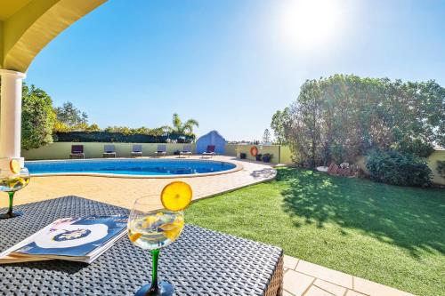 Villa San Juan - Refúgio tranquilo com piscina aquecível e jardim em Carvoeiro