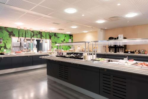 een keuken met een buffet met eten bij Olympiatoppen Sportshotel - Scandic Partner in Oslo