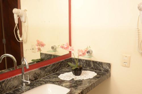 弗烈歇德斯的住宿－紅屋旅館，一间带水槽和镜子的浴室