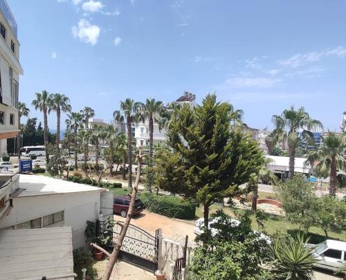 een luchtzicht op een parkeerplaats met palmbomen bij Private apartment with sea view 5min to Side beach in Side