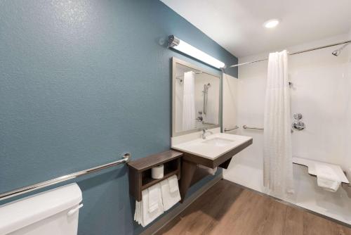 Bagno di WoodSpring Suites Dayton North