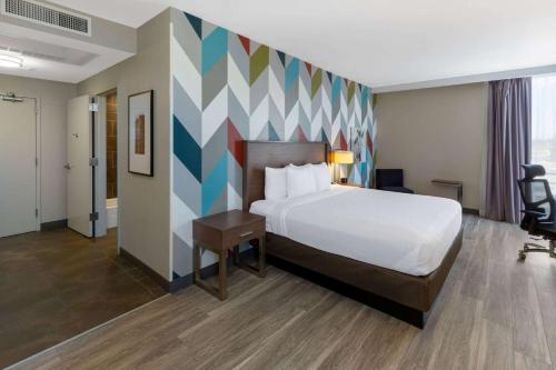 A bed or beds in a room at La Quinta Inn & Suites by Wyndham Tulsa Downtown - Route 66