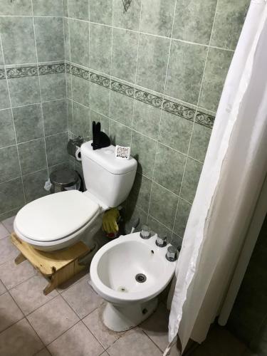 y baño con aseo y lavamanos. en Casa Luna en San Rafael