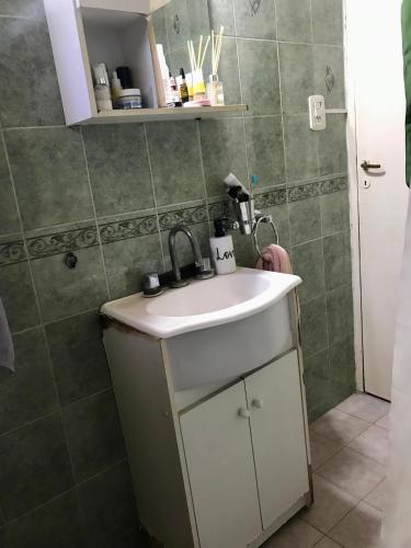 y baño con lavabo y ducha. en Casa Luna en San Rafael