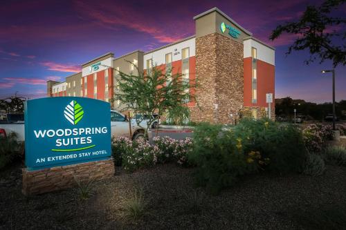 Κήπος έξω από το WoodSpring Suites Phoenix-Deer Valley