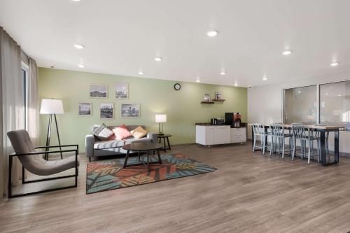 Χώρος καθιστικού στο WoodSpring Suites Phoenix-Deer Valley