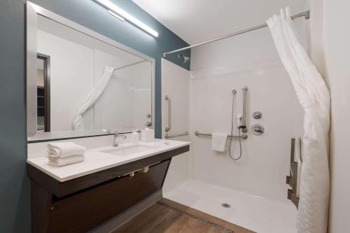 Ένα μπάνιο στο WoodSpring Suites Phoenix-Deer Valley
