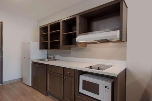 Η κουζίνα ή μικρή κουζίνα στο WoodSpring Suites Phoenix-Deer Valley