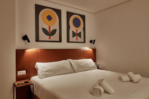a bedroom with a bed with two towels on it at Sea view modern flat in Alboraya