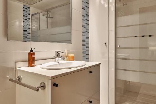 a bathroom with a sink and a shower at Sea view modern flat in Alboraya