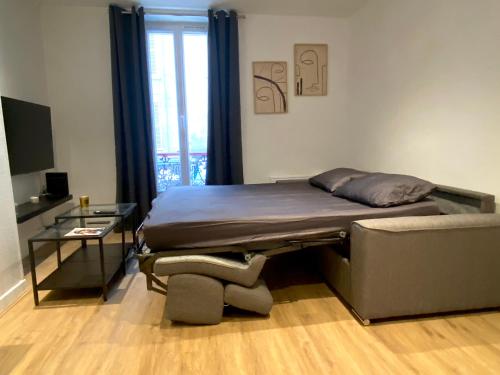 un lit d'hôpital dans une chambre avec fenêtre dans l'établissement Le Loft Levis, à Paris