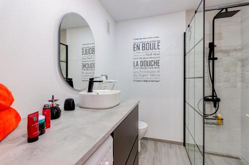 カジャオ・サルバヘにあるOcean Lokaのバスルーム(洗面台、鏡付)