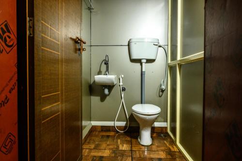 Habitación con baño pequeño con aseo. en Anandavana Jungle Resort By Lexstays - Kanthalloor-Marayur en Kanthalloor