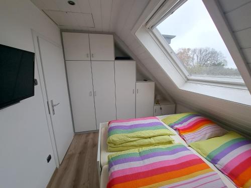 a small bedroom with a bed and a window at Muttis Apartment in Mönchengladbach