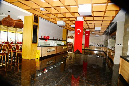 een restaurant met een rood bord aan de muur bij Hane Sun Elite Hotel in Side