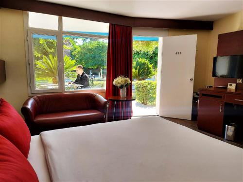 una camera d'albergo con letto e finestra di Çetinel Otel a Adana