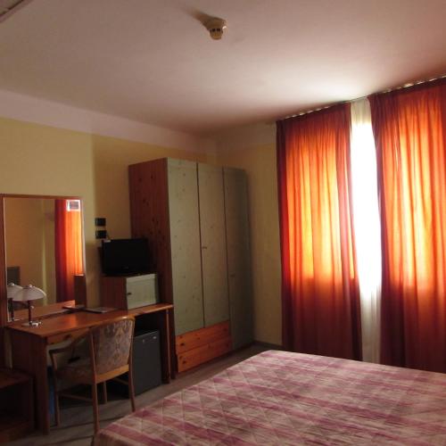 Cama o camas de una habitación en Hotel Alpi Del Mare