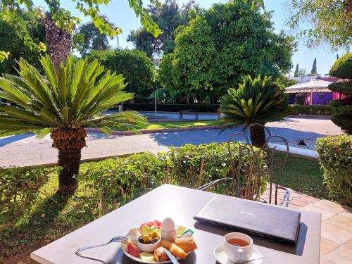 un tavolo con un piatto di frutta e una tazza di caffè di Çetinel Otel a Adana