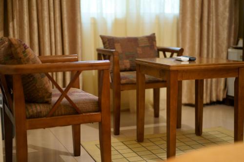einen Tisch und zwei Stühle sowie einen Tisch und einen Tisch in der Unterkunft Le Feto in Dakar