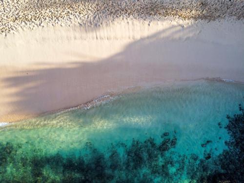 an aerial view of a beach and the ocean at Hotel Odjo d'água in Santa Maria