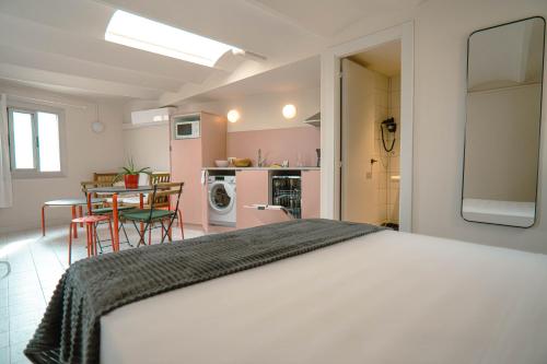 バルセロナにあるSmartr Barcelona Ramblasのベッドルーム1室(ベッド1台、テーブル付)、キッチン