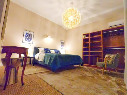 Ένα ή περισσότερα κρεβάτια σε δωμάτιο στο Maison ÉGLANTINE Historic 4 star with Air Conditioning