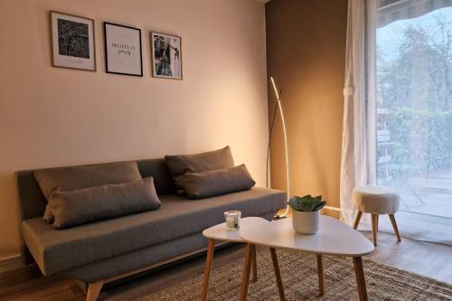 ein Wohnzimmer mit einem Sofa und einem Tisch in der Unterkunft The timelessness of Moirans #EG in Moirans