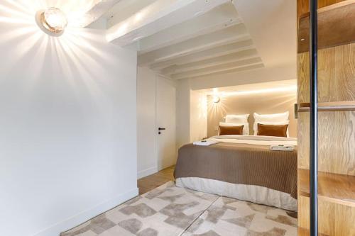 Zdjęcie z galerii obiektu MyKeypers - Design & Luxury Duplex 2BR/6P - Bastille/Marais 4 w Paryżu