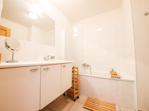 Koupelna v ubytování Chalet near Durbuy with Pool & Nature Trails