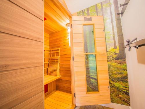 una sauna con paneles de madera y una ventana en Mansion Ma Dame Jeanne in Durbuy with a sauna en Durbuy