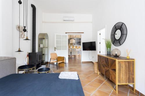 een woonkamer met een bank en een tv bij Villa L2ALMA in Granadilla de Abona