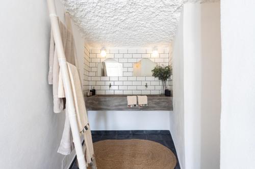 een hal met een badkamer met een spiegel en een tapijt bij Villa L2ALMA in Granadilla de Abona