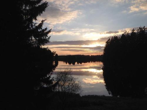 vistas a un lago con puesta de sol sobre el agua en Privatvermietung Ina en Buntenbock