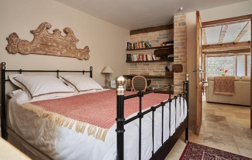 a bedroom with a large bed in a room at Charmot de Pommard in Pommard