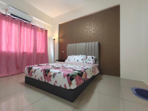 um quarto com uma cama e uma cortina rosa em Pavilionvillie M1T570 by irainbow em Ipoh