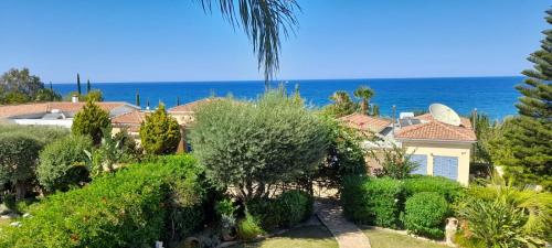 Rafaella villa in Latchi with private garden