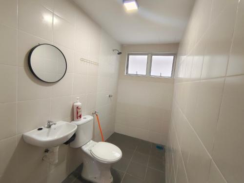 uma casa de banho com um WC, um lavatório e um espelho. em Pavilionvillie M1T570 by irainbow em Ipoh