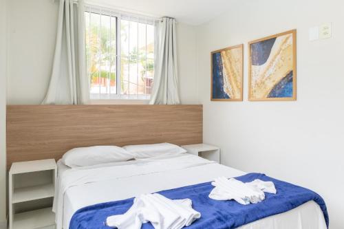 een slaapkamer met een bed met handdoeken erop bij Ocean Residence in Porto De Galinhas