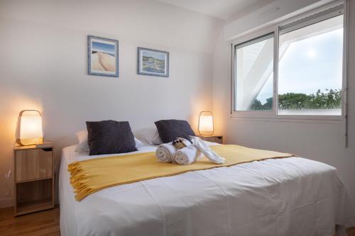 ein Schlafzimmer mit einem großen Bett mit zwei Handtüchern darauf in der Unterkunft Résidence Belle Vue YourHostHelper in Arcachon
