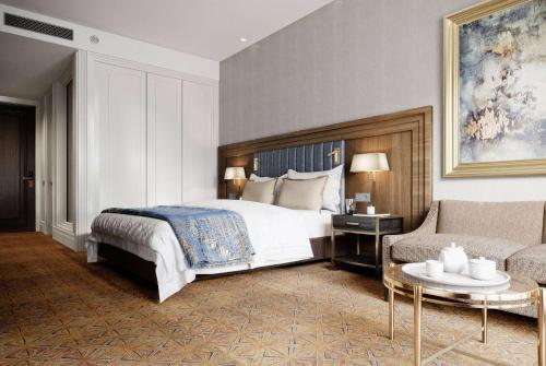イスタンブールにあるRamada Plaza Sultanahmetのベッドルーム1室(ベッド1台、ソファ、テーブル付)