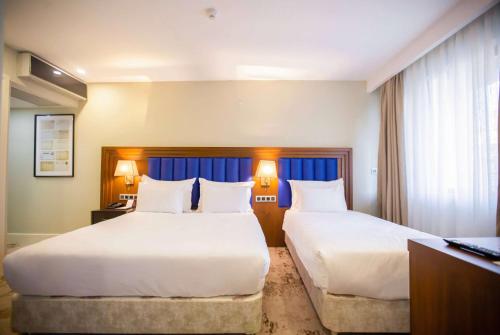 Postel nebo postele na pokoji v ubytování Ramada Plaza Sultanahmet By Wyndham