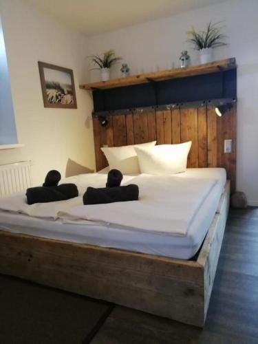 - un grand lit avec 2 oreillers dans l'établissement Hafenloft App 1, à Norderney