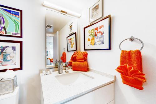 W łazience znajduje się umywalka i lustro. w obiekcie Upscale Uptown Permit# 5251 w mieście Palm Springs