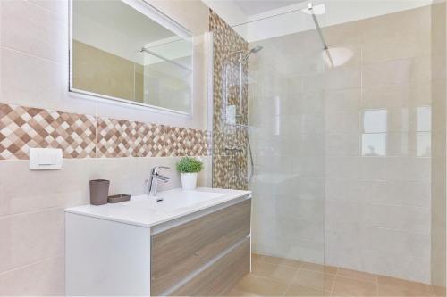 un baño con lavabo y ducha en VILLA GIOVANNA POREC, en Poreč