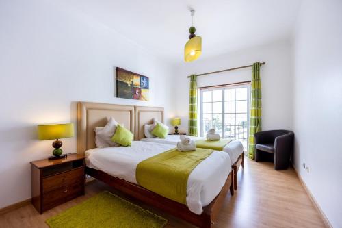 Un dormitorio con una cama grande y una ventana. en IM On House of Organa, en Lagos