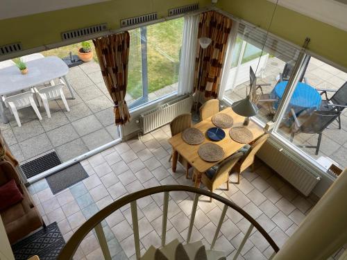 uma vista superior de um quarto com uma mesa e cadeiras em Kustverhuur, Park Schoneveld, Duinroos 165 em Breskens