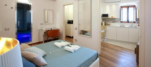 テルモリにあるStella Maris suite relaxのベッドルーム1室(ブルーベッド1台、タオル付)